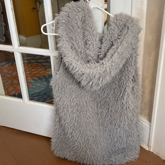 Ashley by 26 Faux Fur Vest - Picture 3 of 6